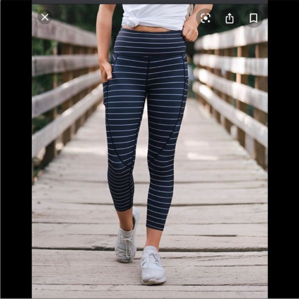 EXCELLENT CONDITION SIZE SMALL ZYIA ACTIVE BLACK/WHITE STRIPED 7/8 LEGGINGS